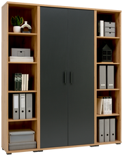 Bürokombination mit zwei großen dunklen Türen in der Mitte und offenen Regalen an den Seiten, gefüllt mit Büchern, Ordnern und Dekorationsgegenständen. Frontalansicht.