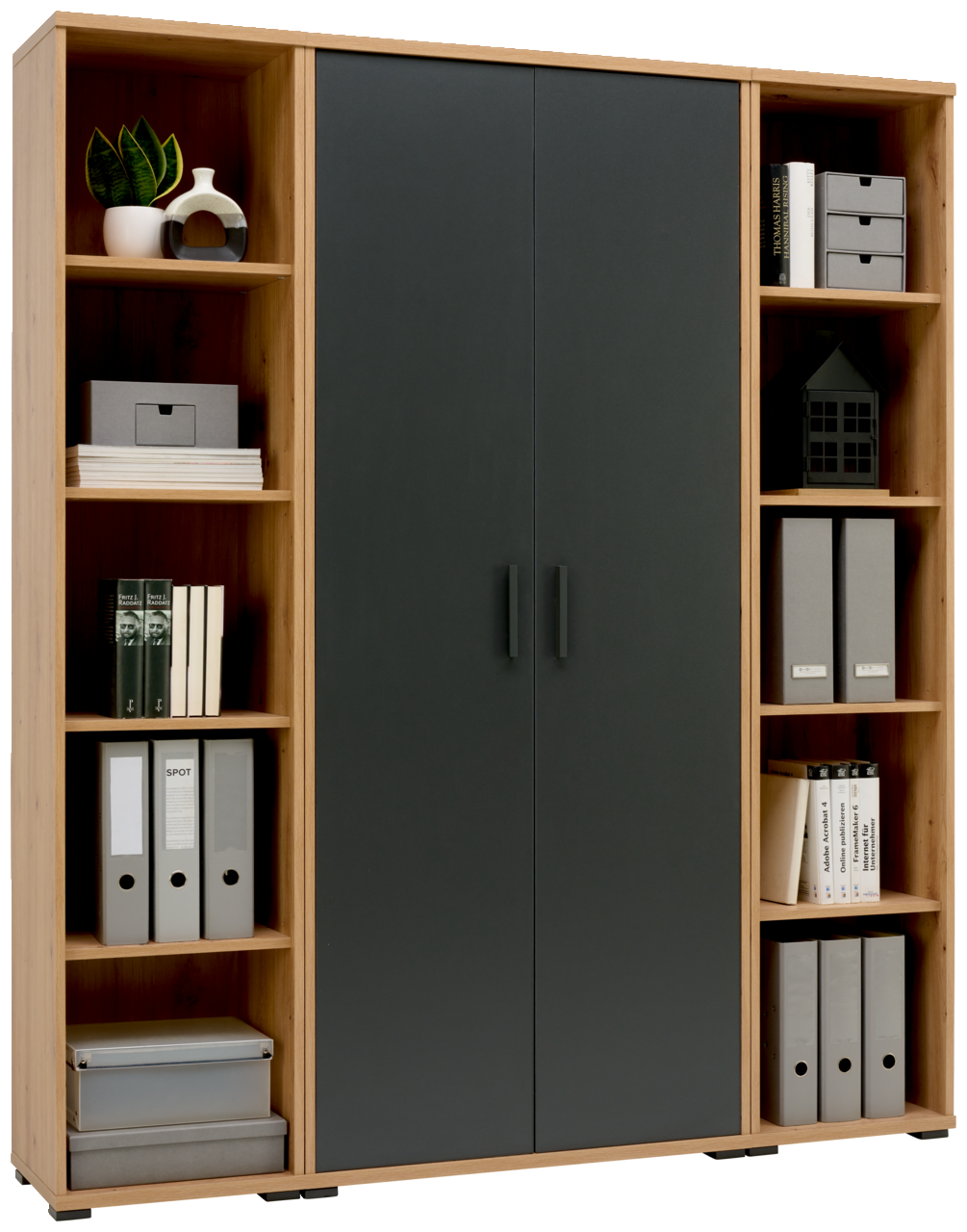 Bürokombination mit zwei großen dunklen Türen in der Mitte und offenen Regalen an den Seiten, gefüllt mit Büchern, Ordnern und Dekorationsgegenständen. Frontalansicht.