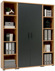 Bürokombination mit zwei großen dunklen Türen in der Mitte und offenen Regalen an den Seiten, gefüllt mit Büchern, Ordnern und Dekorationsgegenständen. Frontalansicht.