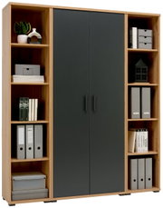 Bürokombination mit zwei großen dunklen Türen in der Mitte und offenen Regalen an den Seiten, gefüllt mit Büchern, Ordnern und Dekorationsgegenständen. Frontalansicht.
