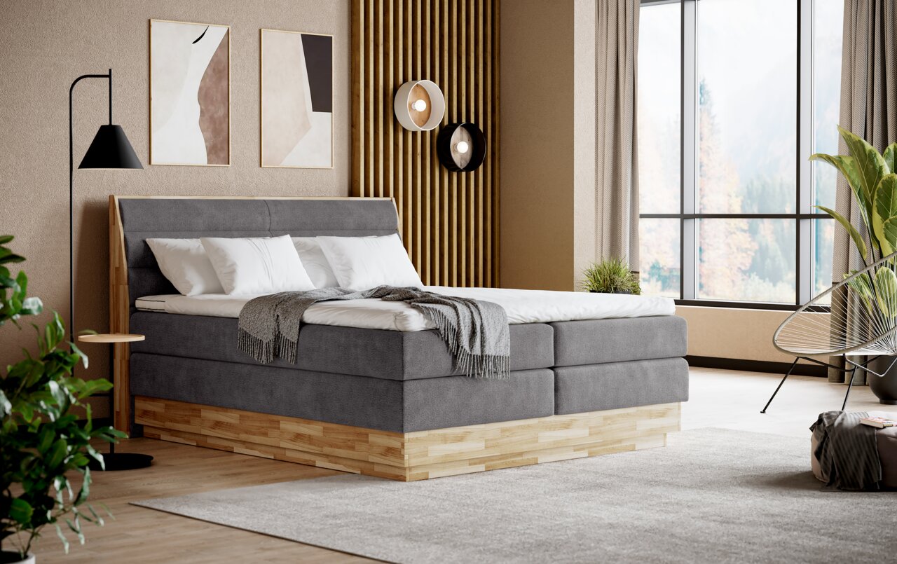 Modernes Boxspringbett in einem stilvollen Schlafzimmer, seitliche Perspektive
