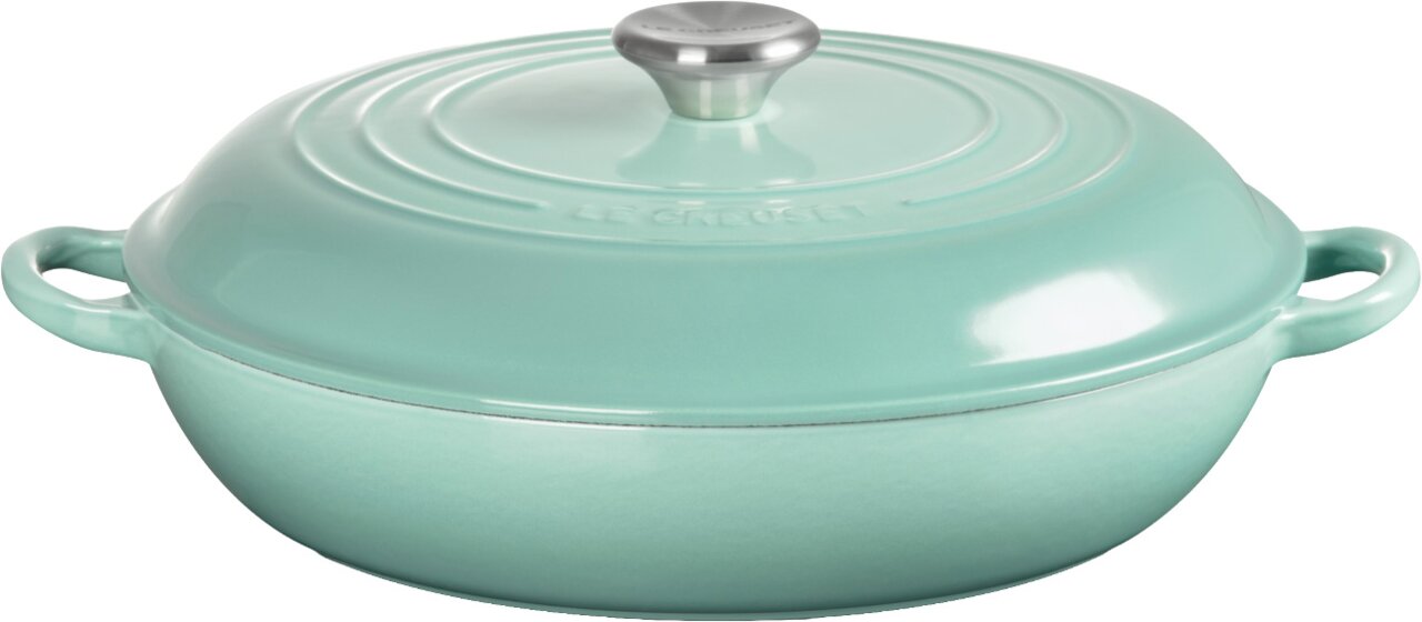 LE CREUSET Professionele gourmetpan 30 cm SAGE Turquoise Le Creuset gietijzeren braadpan met deksel en handgrepen aan de zijkant, vooraanzicht licht van bovenaf op een witte achtergrond