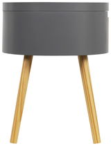 Moderner Beistelltisch mit grauer, runder Tischplatte und drei schrägen Holzbeinen, Frontalansicht