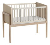 Anstellbett aus Holz mit Gitterstäben, seitliche Perspektive