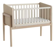 Anstellbett aus Holz mit Gitterstäben, seitliche Perspektive