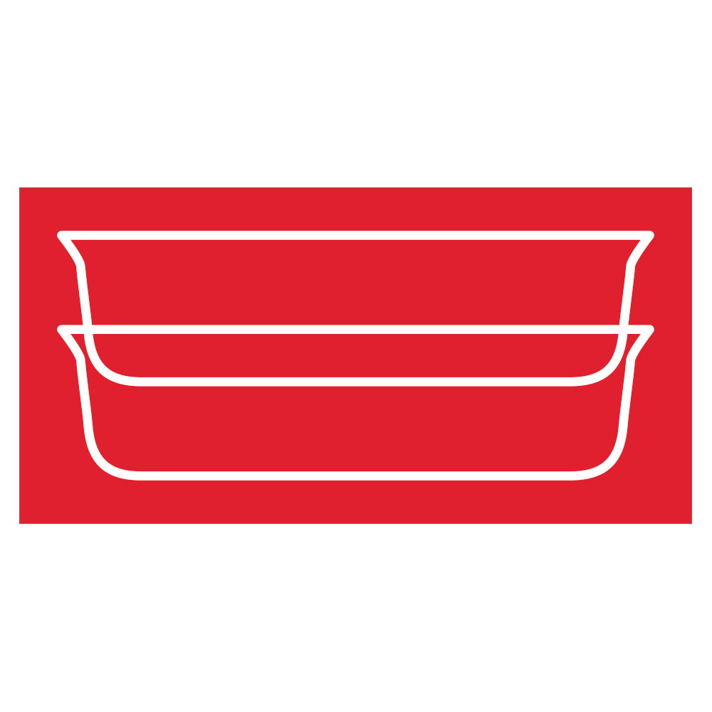 Zwei übereinander gestapelte quadratische Glasbehälter, seitliche Ansicht, auf rotem Hintergrund.