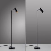 Schwarze, minimalistische Stehlampe mit zylindrischem Spotkopf und rundem Standfuß auf grauem Hintergrund, seitliche Frontansicht in zwei Varianten (links eingeschaltet, rechts ausgeschaltet).