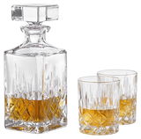 Kristallklares Whisky-Set bestehend aus einer Karaffe und zwei Gläsern, seitliche Perspektive