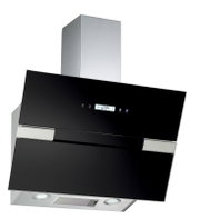Schräg montierte Wand-Dunstabzugshaube in Schwarzglas mit Edelstahlkamin, LED-Beleuchtung und digitalem Bedienfeld, Ansicht schräg von vorn