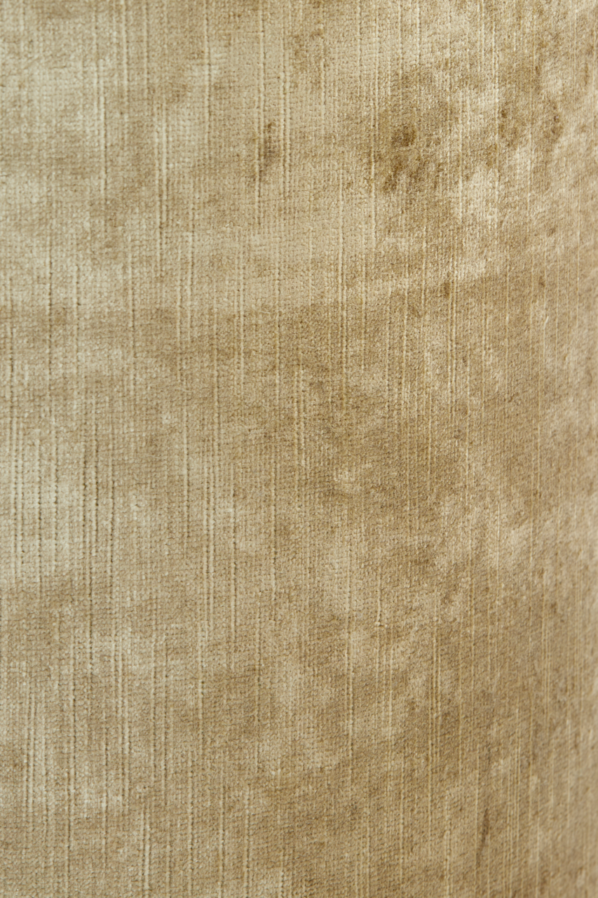 Nahaufnahme eines beigen Lampenschirms mit texturierter Oberfläche.