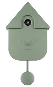 Moderne grüne Wanduhr in Form eines Vogelhauses mit Pendel, frontal abgebildet.