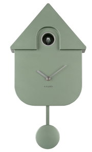 Moderne grüne Wanduhr in Form eines Vogelhauses mit Pendel, frontal abgebildet.
