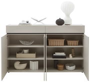 Frontale Ansicht eines modernen Sideboards mit offenen Türen, das dekorative Objekte und Bücher zeigt.