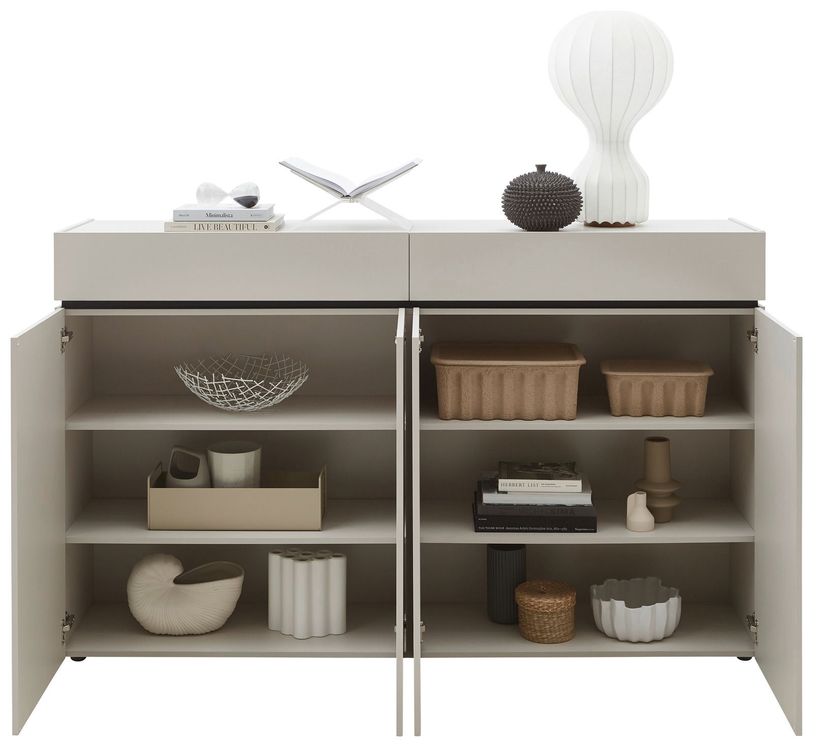 Frontale Ansicht eines modernen Sideboards mit offenen Türen, das dekorative Objekte und Bücher zeigt.