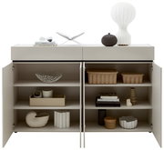 Frontale Ansicht eines modernen Sideboards mit offenen Türen, das dekorative Objekte und Bücher zeigt.