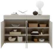 Frontale Ansicht eines modernen Sideboards mit offenen Türen, das dekorative Objekte und Bücher zeigt.