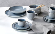 Kaffeeuntertasse Skagen blau, aus der Vogelperspektive fotografiert, Teil eines eleganten Geschirrsets mit blauer Glasur und grauem Rand.