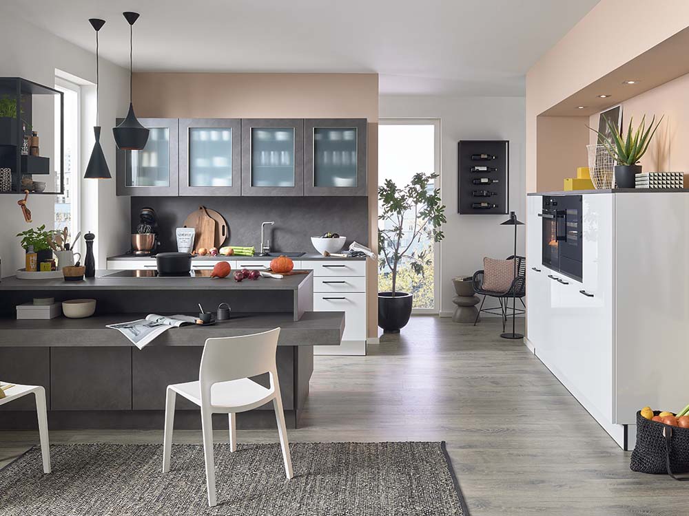 Moderne Küche in Grau und Weiß mit Glasfronten, Kochinsel, Sitzbereich und stilvollen Dekoelementen.