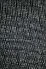 Nahaufnahme eines dunkelgrauen Stoffes mit grober Webstruktur, von oben betrachtet.