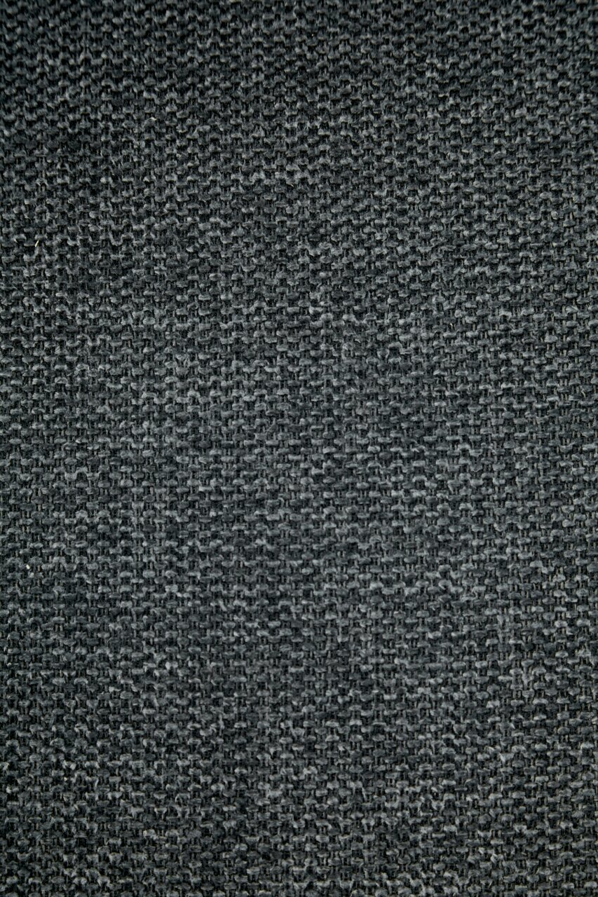 Z2 Stuhl RICCO Nahaufnahme eines dunkelgrauen Stoffes mit grober Webstruktur, von oben betrachtet.