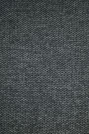 Nahaufnahme eines dunkelgrauen Stoffes mit grober Webstruktur, von oben betrachtet.