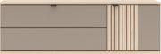 Modernes Sideboard in Beige mit Holzplatte, zwei Schubladen links und geriffelter Holz-Schiebetür in der Mitte, Frontansicht.