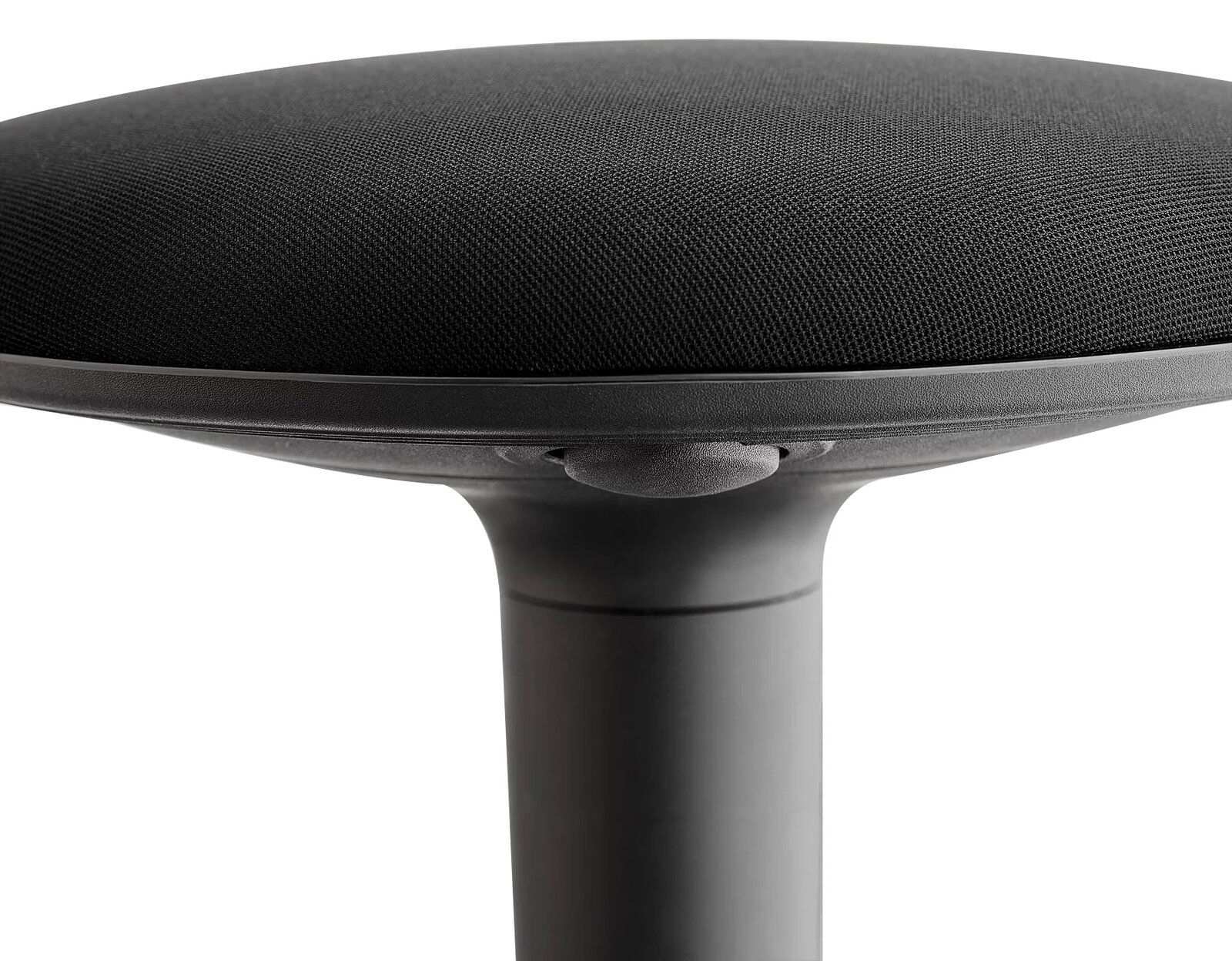 XORA Sitzhocker MOOVE Nahaufnahme eines schwarzen Sitzhockers mit gepolsterter Sitzfläche und stabilem Standfuß.