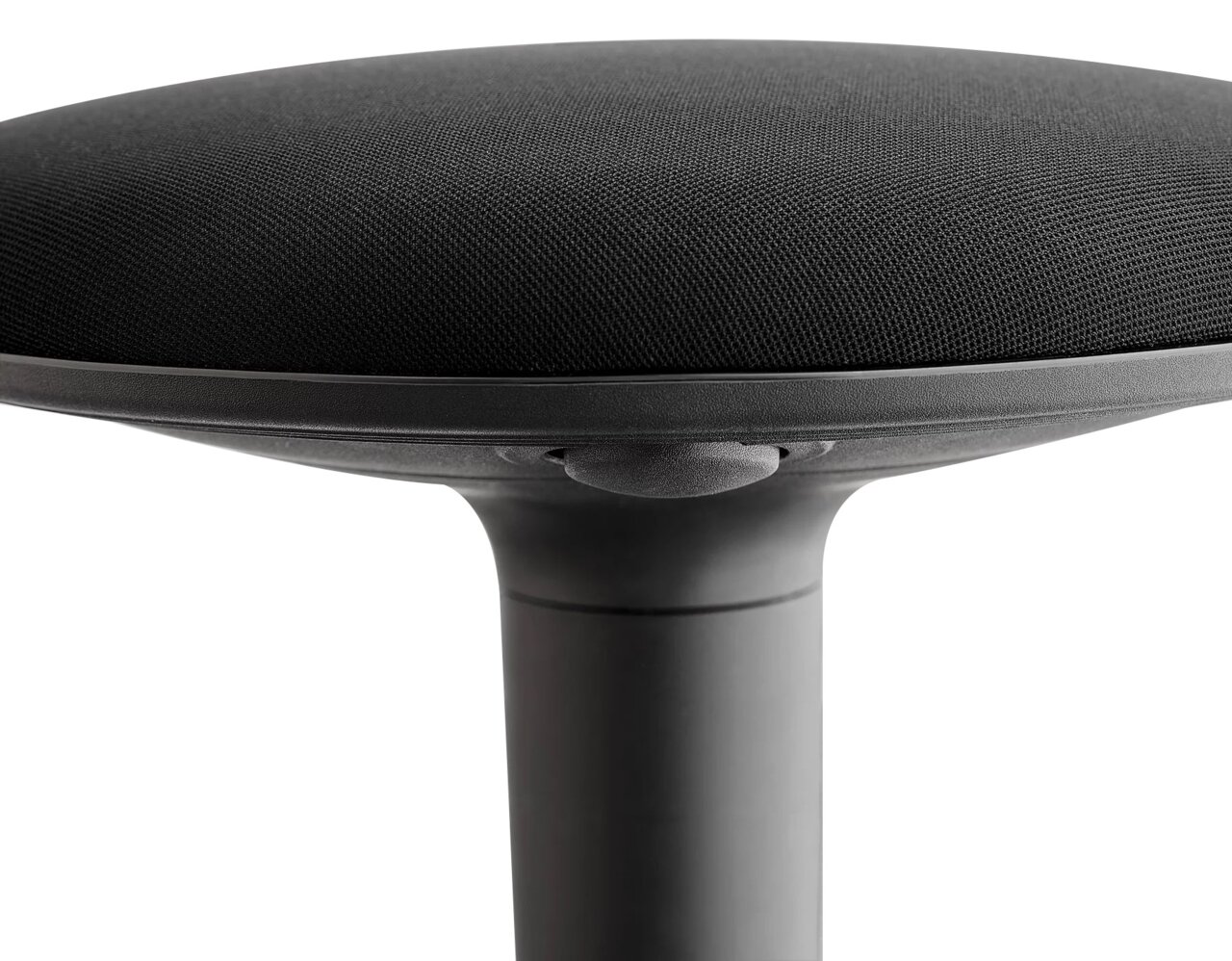 Nahaufnahme eines schwarzen Sitzhockers mit gepolsterter Sitzfläche und stabilem Standfuß.