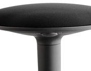 Nahaufnahme eines schwarzen Sitzhockers mit gepolsterter Sitzfläche und stabilem Standfuß.