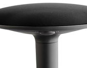 Nahaufnahme eines schwarzen Sitzhockers mit gepolsterter Sitzfläche und stabilem Standfuß.