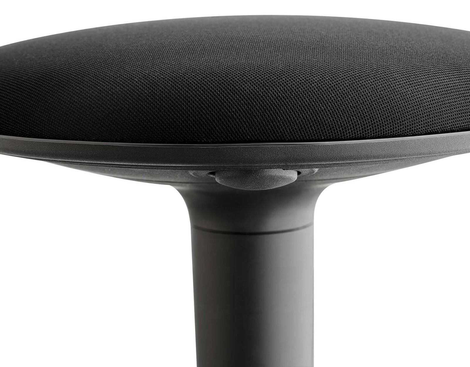 Nahaufnahme eines schwarzen Sitzhockers mit gepolsterter Sitzfläche und stabilem Standfuß.