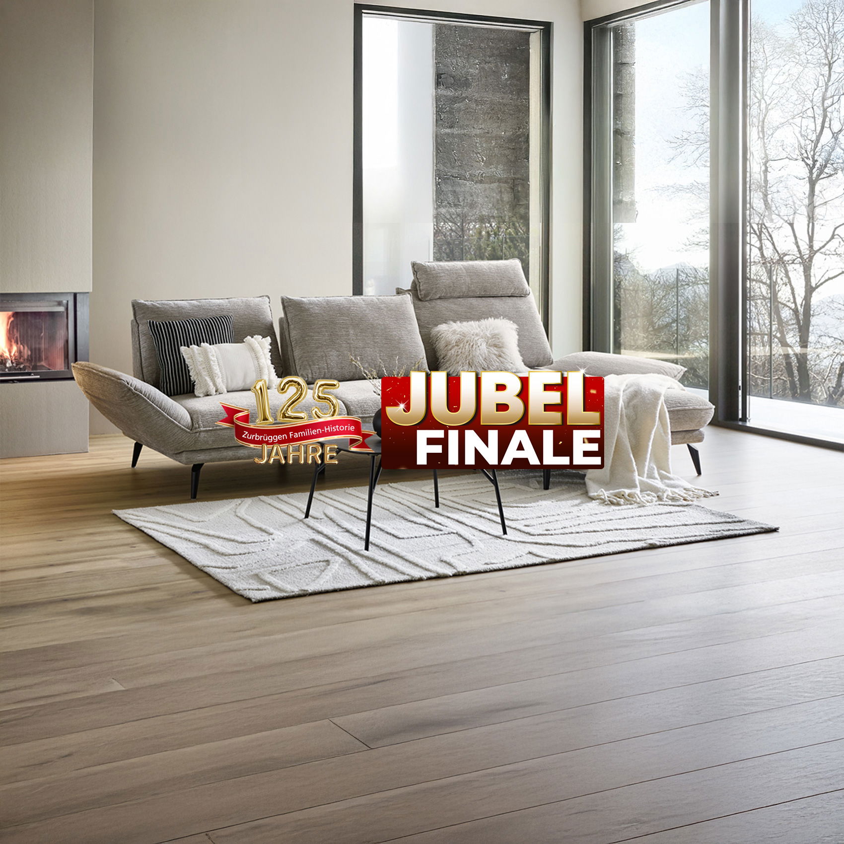 Modernes Wohnzimmer mit hellem Sofa vor Panoramafenstern, Kaminfeuer und Jubiläumsbanner „125 Jahre – Jubel Finale