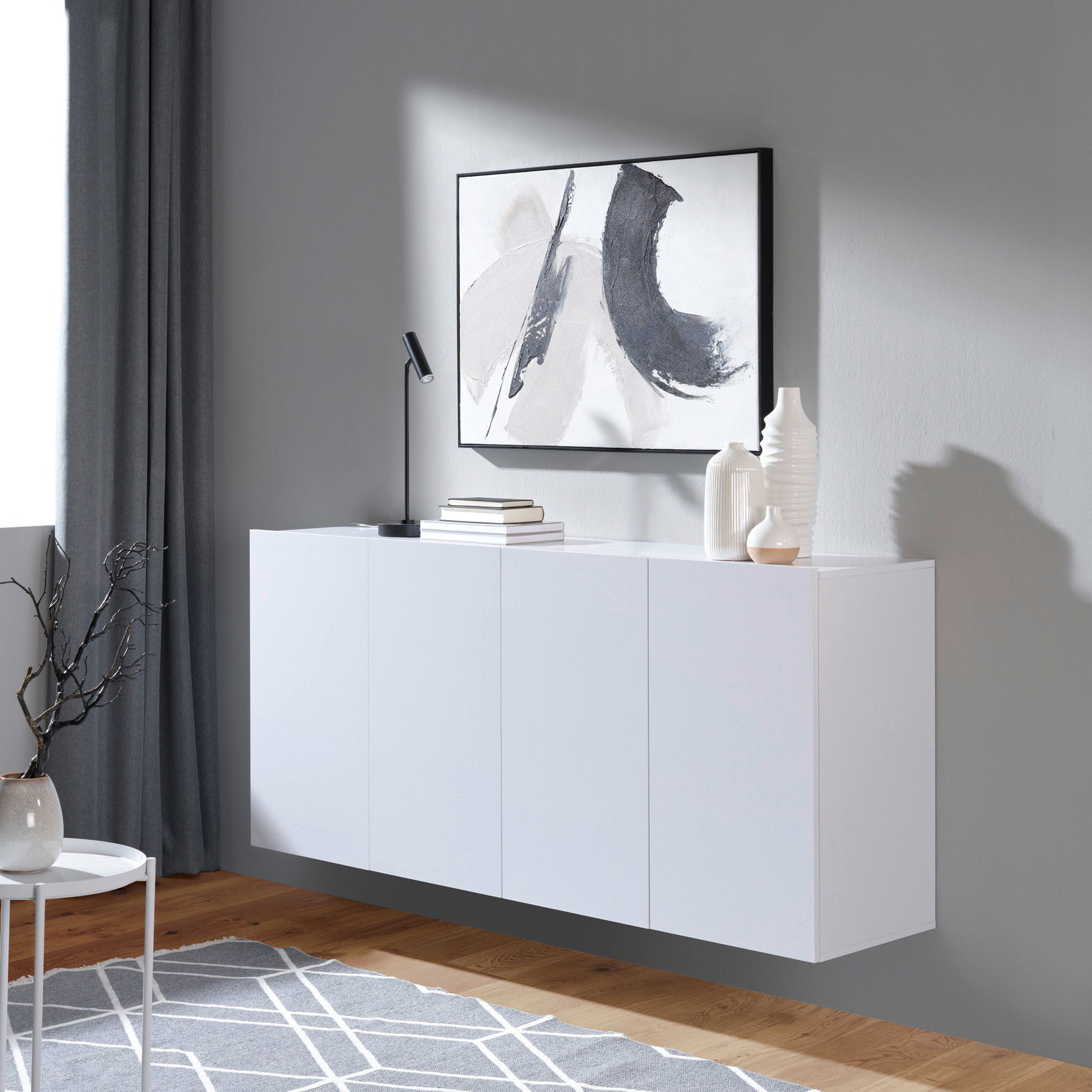 Modernes weißes Hängesideboard in einem stilvoll eingerichteten Raum, seitliche Perspektive