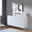 Hom´in Hängesideboard NEWNIQ Modernes weißes Hängesideboard in einem stilvoll eingerichteten Raum, seitliche Perspektive