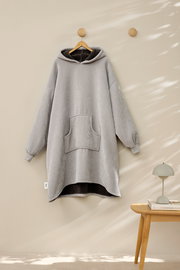 Grauer Lounge Hoodie mit Kapuze und Kängurutasche, frontal an einem Haken hängend, mit weichem Innenfutter.