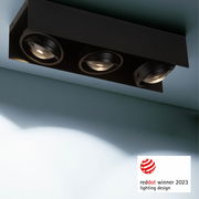 Moderne LED Aufbauleuchte mit drei runden Strahlern in schwarzem Gehäuse, von unten betrachtet. Gewinner des Red Dot Design Awards 2023.