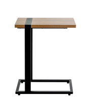 Moderner Beistelltisch mit rechteckiger Holzplatte und schwarzem Metallgestell in C-Form, Seitenansicht vor weißem Hintergrund
