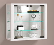Weiße Wandvitrine mit Glasböden und Schiebetüren aus Glas, frontal in leichter Schrägansicht, dekoriert mit Vasen, Uhr und Dekoobjekten