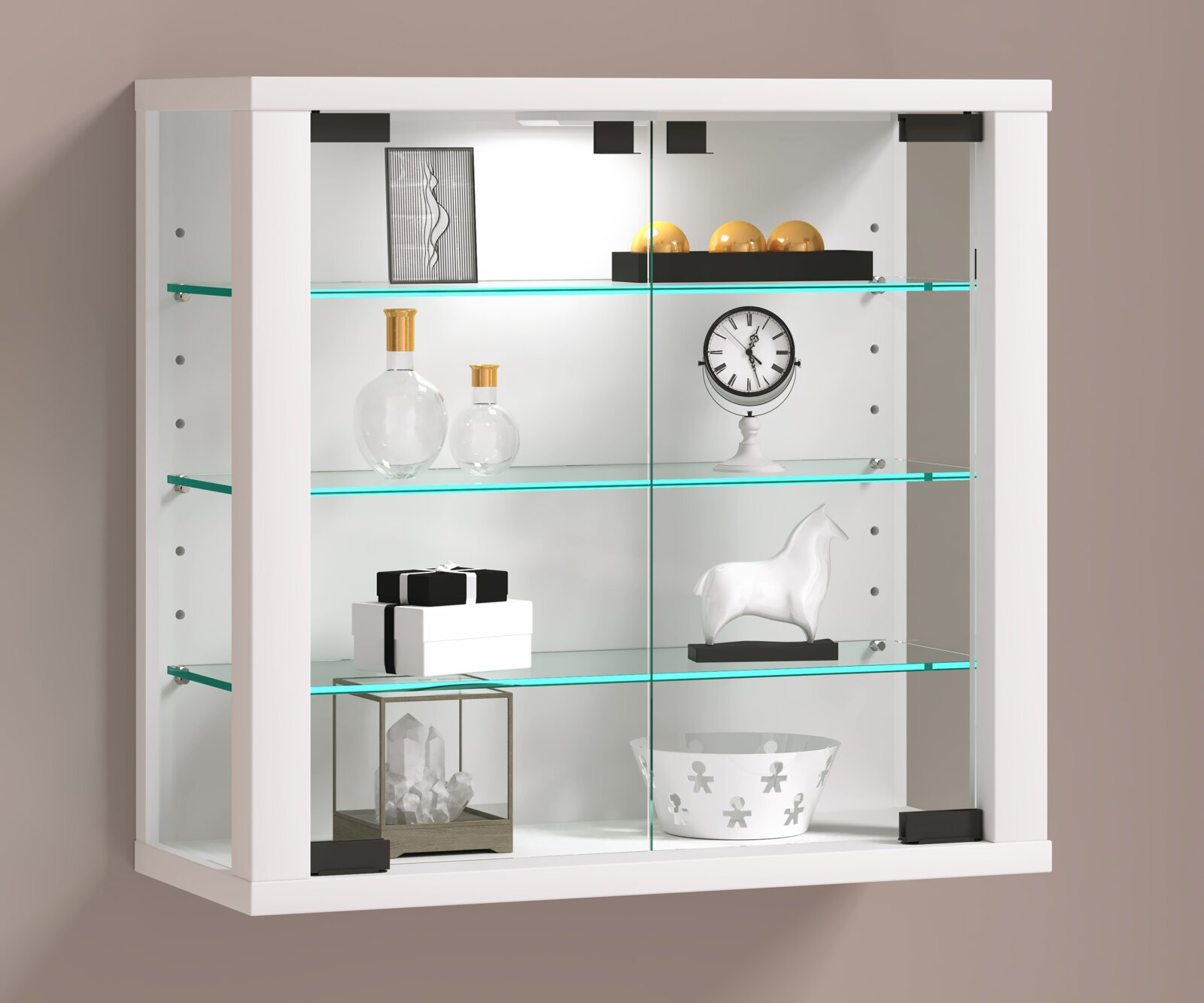 Weiße Wandvitrine mit Glasböden und Schiebetüren aus Glas, frontal in leichter Schrägansicht, dekoriert mit Vasen, Uhr und Dekoobjekten