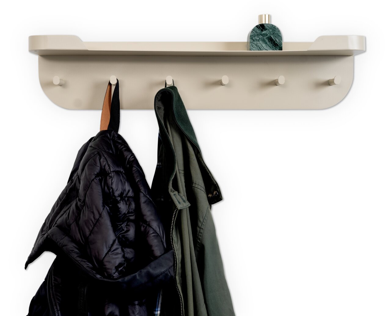 Wandgarderobe XORA JIL mit fünf Haken, zwei Jacken und einem dekorativen Objekt auf der Ablage, frontale Ansicht.