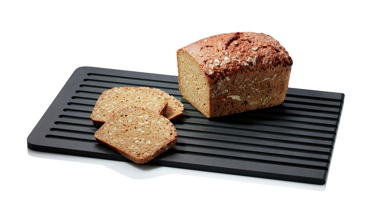 Continenta Brotschneidebrett DURACORE Brotschneidebrett mit einem Laib Brot und geschnittenen Scheiben, aus der Vogelperspektive fotografiert.