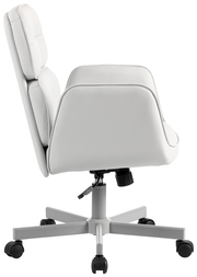 Moderner weißer Drehstuhl aus seitlicher Perspektive mit gepolsterter Rückenlehne und Armlehnen, auf einem stabilen Fuß mit Rollen.