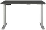Elektrisch höhenverstellbarer Schreibtisch in der Frontalansicht mit grauer Tischplatte und silbernen Beinen.