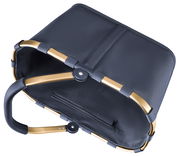 Schwarzer Einkaufskorb mit goldenen Griffen, von oben betrachtet