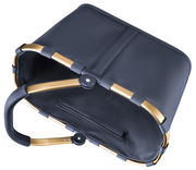 Schwarzer Einkaufskorb mit goldenen Griffen, von oben betrachtet