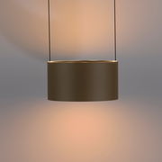Moderne LED-Pendelleuchte in zylindrischer Form, seitliche Perspektive, warmes Licht abstrahlend