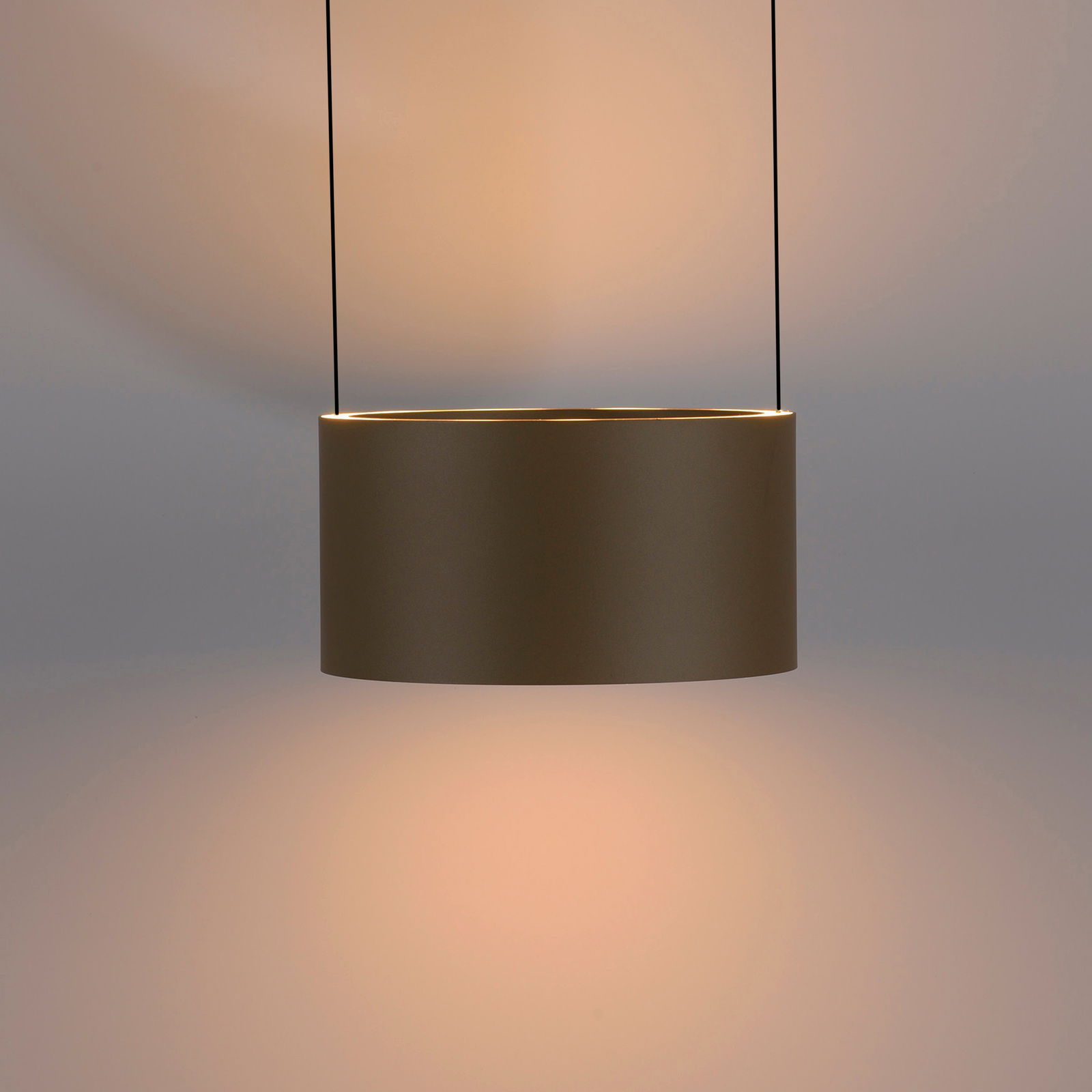 Moderne LED-Pendelleuchte in zylindrischer Form, seitliche Perspektive, warmes Licht abstrahlend