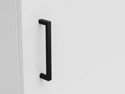 Nahaufnahme eines schwarzen, modernen Griffs an einer weißen Kommodentür, seitliche Perspektive