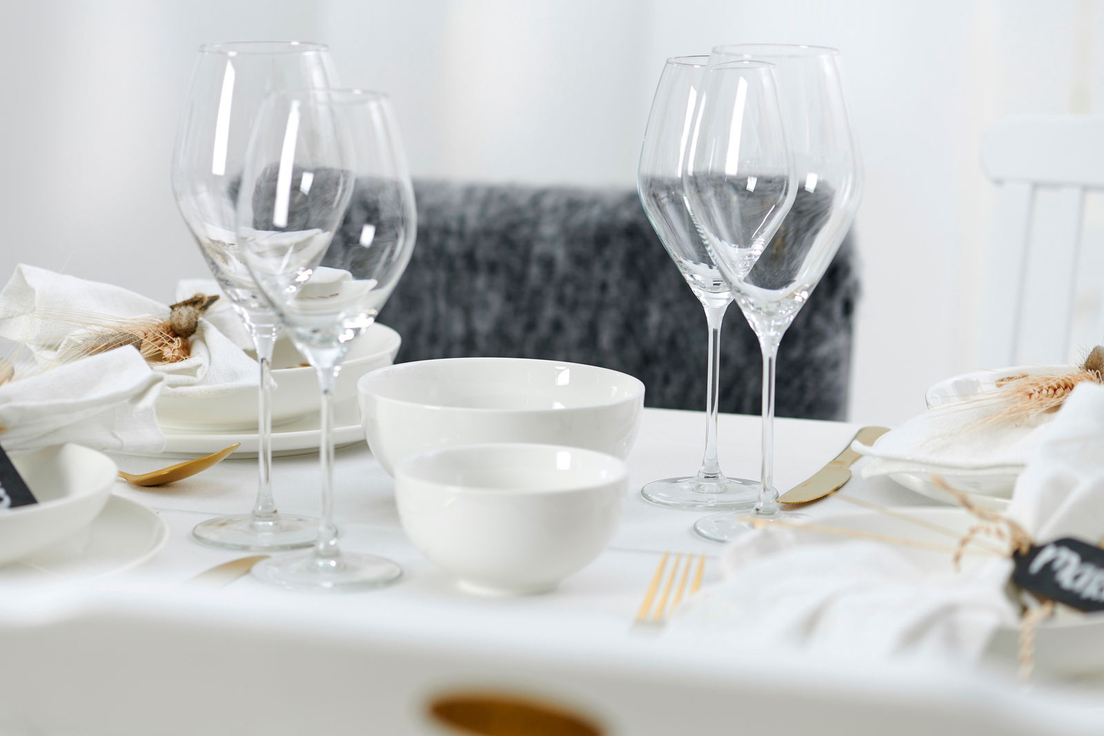 Ritzenhoff & Breker Müslischale SKAGEN Elegante Müsli-Schale Skagen 15cm auf einem stilvoll gedeckten Tisch, umgeben von Weingläsern und weißem Geschirr, aus seitlicher Perspektive.