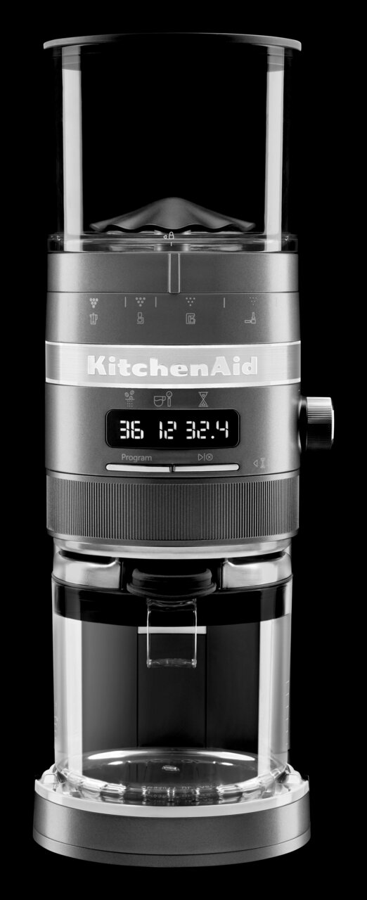 Silberne Kaffeemühle von KitchenAid, frontal abgebildet mit digitalem Display und Einstellknopf.